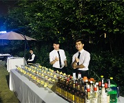 魔貼世家首次新品發(fā)布會邀請【佛山展翅調(diào)酒咖啡西點培訓(xùn)學(xué)校】調(diào)酒師作為花式調(diào)酒演出嘉賓