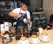 咖啡師培訓(xùn)_海駿達(dá)宮館咖啡拉花實踐活動